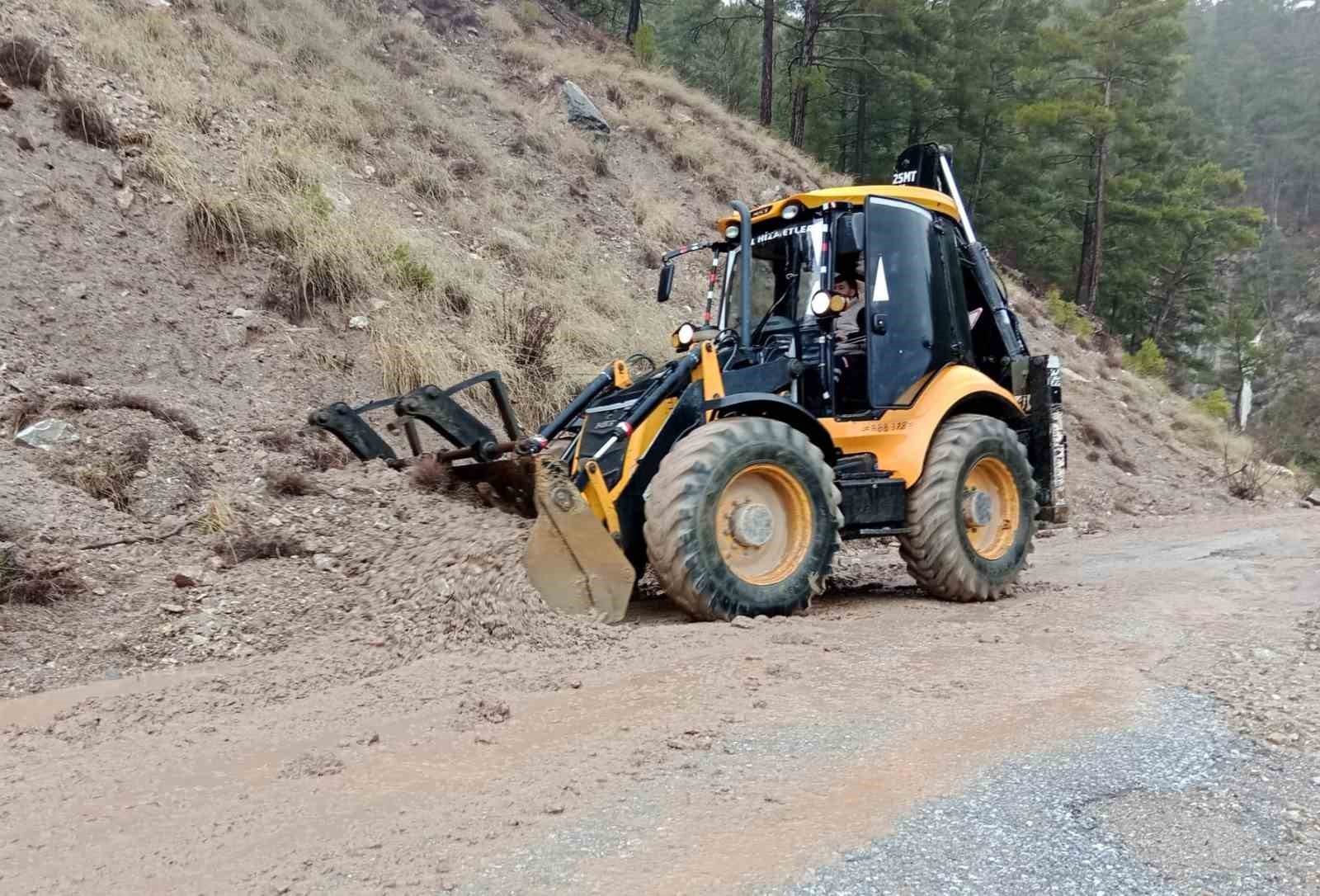 Alanya kırsalında ekiplerin kış mesaisi sürüyor
