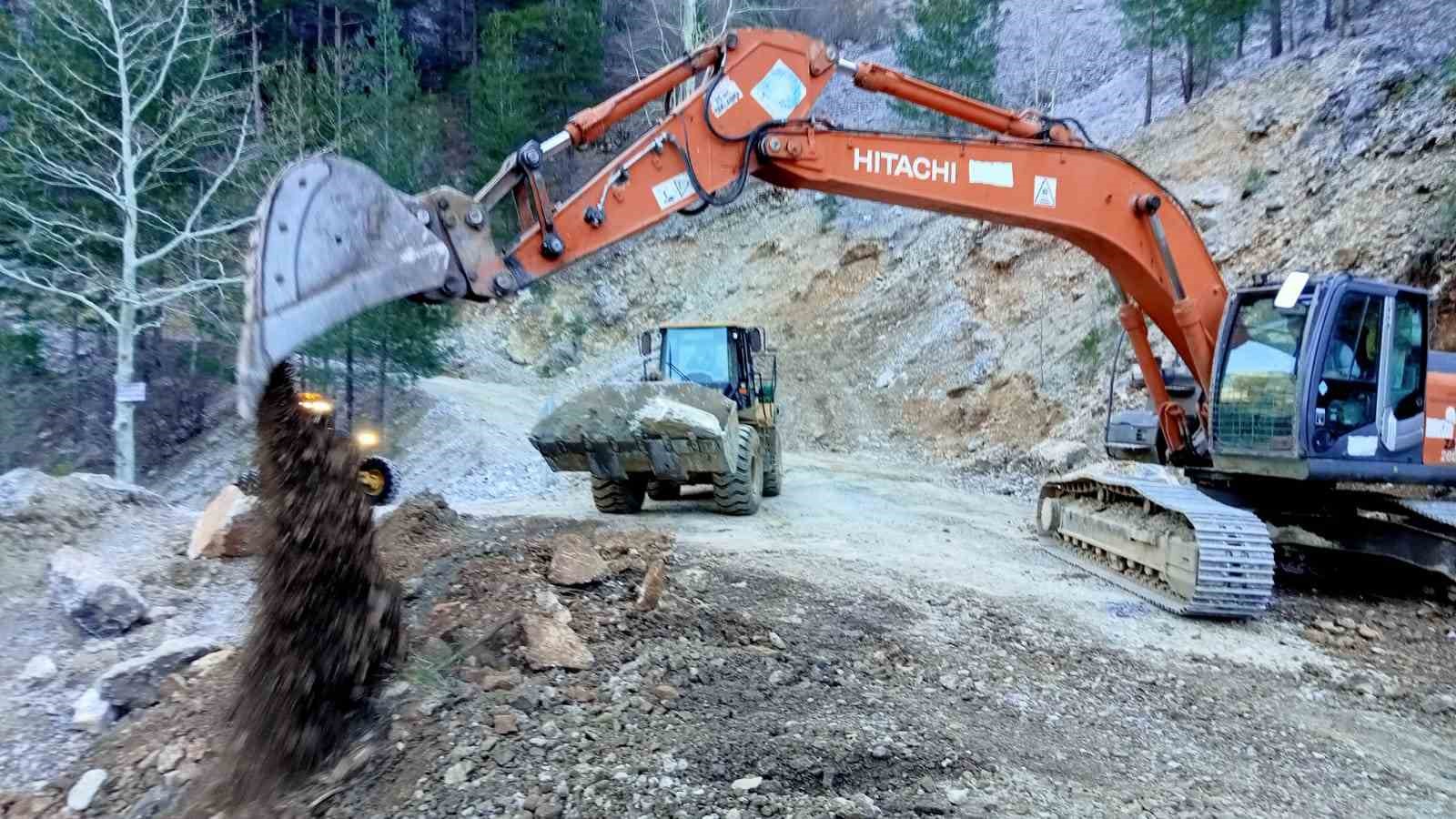 Alanya yollarında kış mesaisi sürüyor
