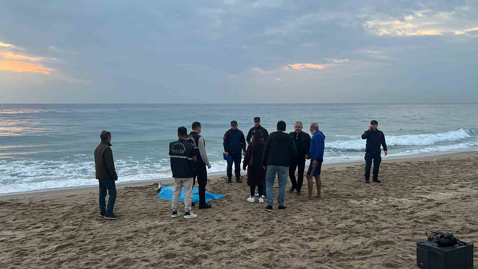 Alanya’da 2,5 ay önce sahilde bulunan ceset ihbarı yamaç paraşütü pilotu kamerasında
