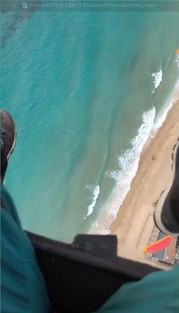 Alanya’da 2,5 ay önce sahilde bulunan ceset ihbarı yamaç paraşütü pilotu kamerasında
