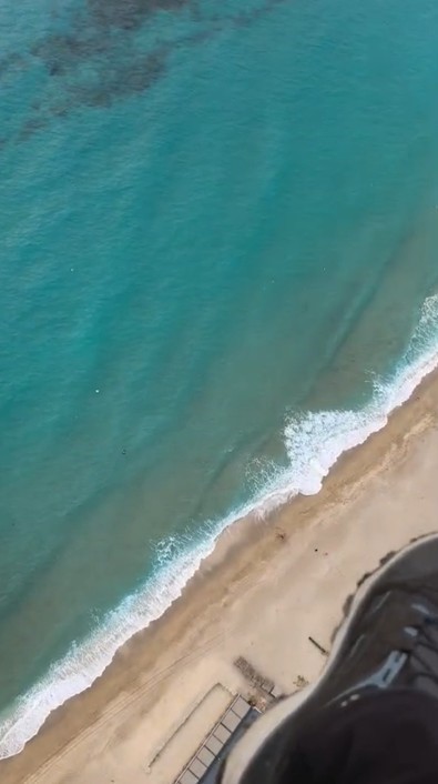 Alanya’da 2,5 ay önce sahilde bulunan ceset ihbarı yamaç paraşütü pilotu kamerasında
