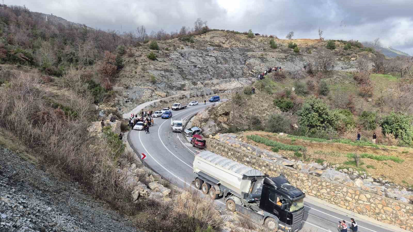 Alanya’da 3 araçlı zincirleme kaza: 1 ölü, 3 yaralı
