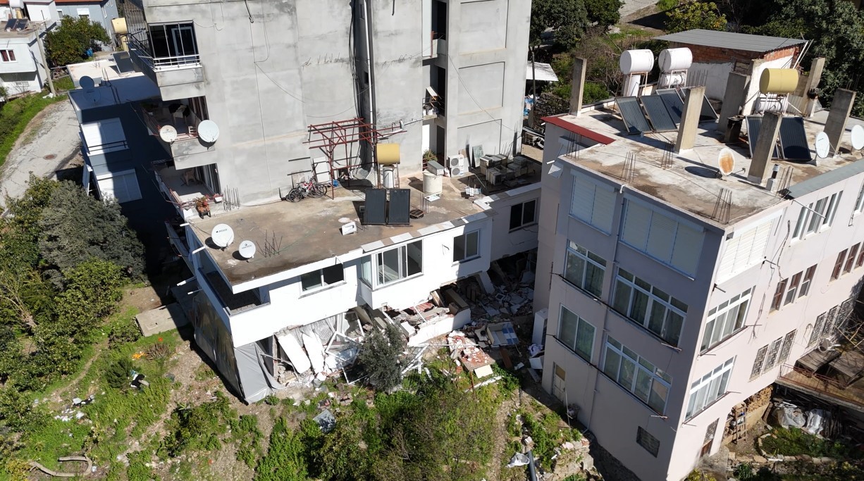Alanya’da 3 bina tedbir amaçlı tahliye edildi
