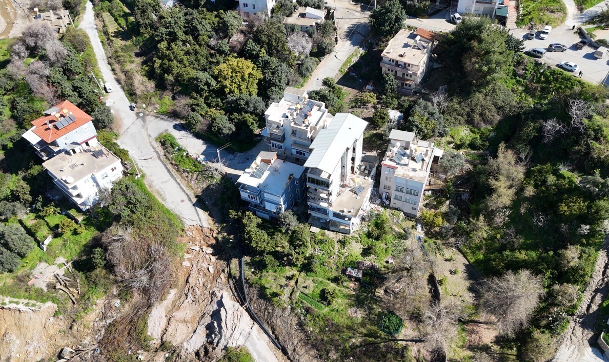 Alanya’da 3 bina tedbir amaçlı tahliye edildi
