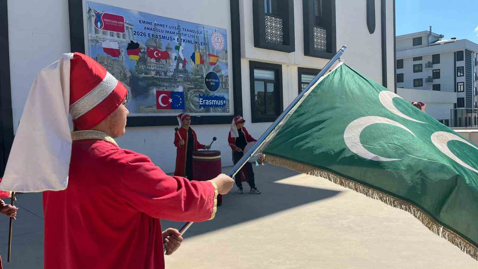 Alanya’da 5 ülkeden 97 öğrenci mehter marşlarıyla karşılandı
