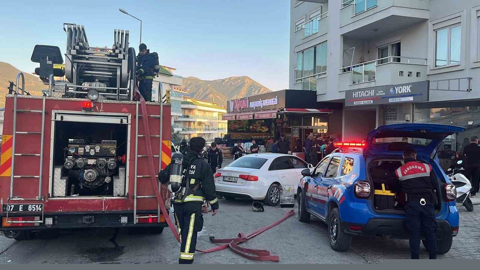 Alanya’da apartman balkonunda çıkan yangın korkuttu
