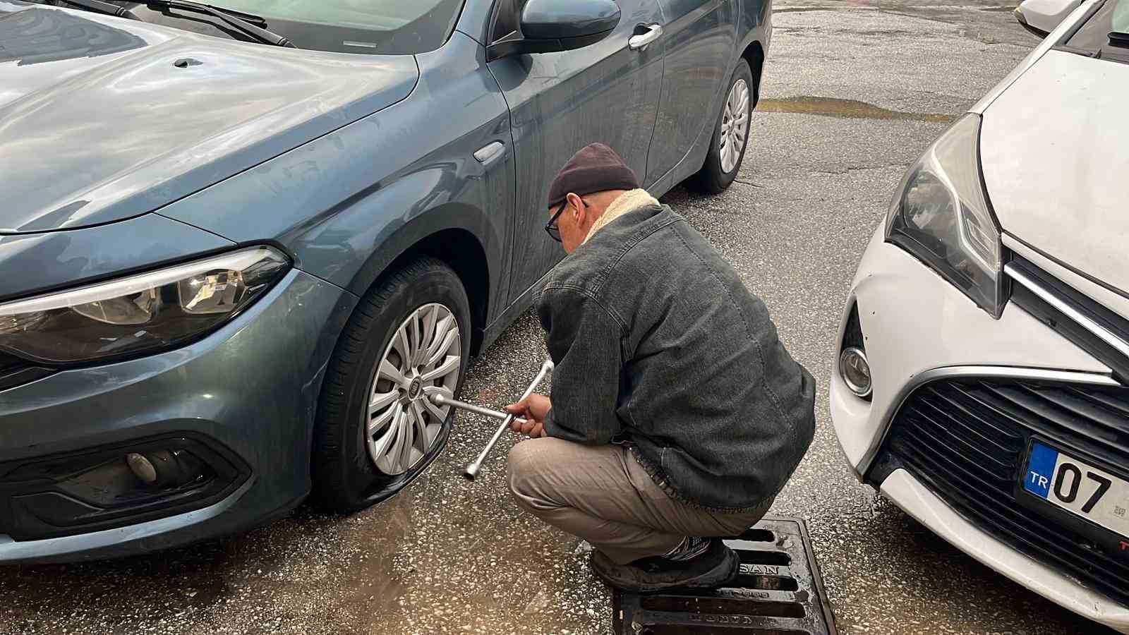 Alanya’da araçların lastiklerini kesen, tuvalete zarar verip, marketten yiyecek ve içecek alan 3 şüpheli yakalandı
