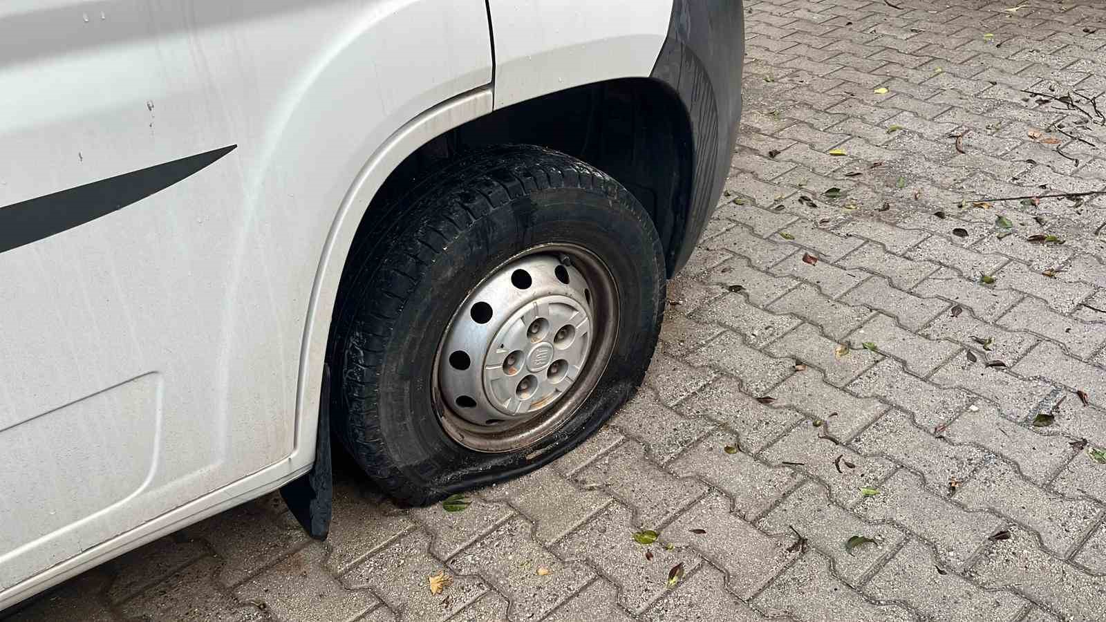 Alanya’da araçların lastiklerini kesen, tuvalete zarar verip, marketten yiyecek ve içecek alan 3 şüpheli yakalandı
