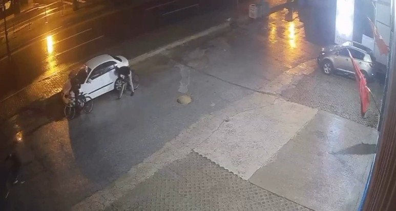 Alanya’da araçların lastiklerini kesen, tuvalete zarar verip, marketten yiyecek ve içecek alan 3 şüpheli yakalandı
