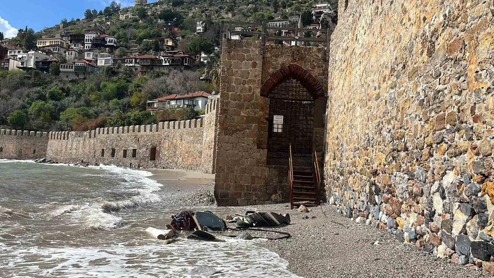 Alanya’da balıkçı teknesi alabora oldu: 2 kişi yüzerek kurtuldu
