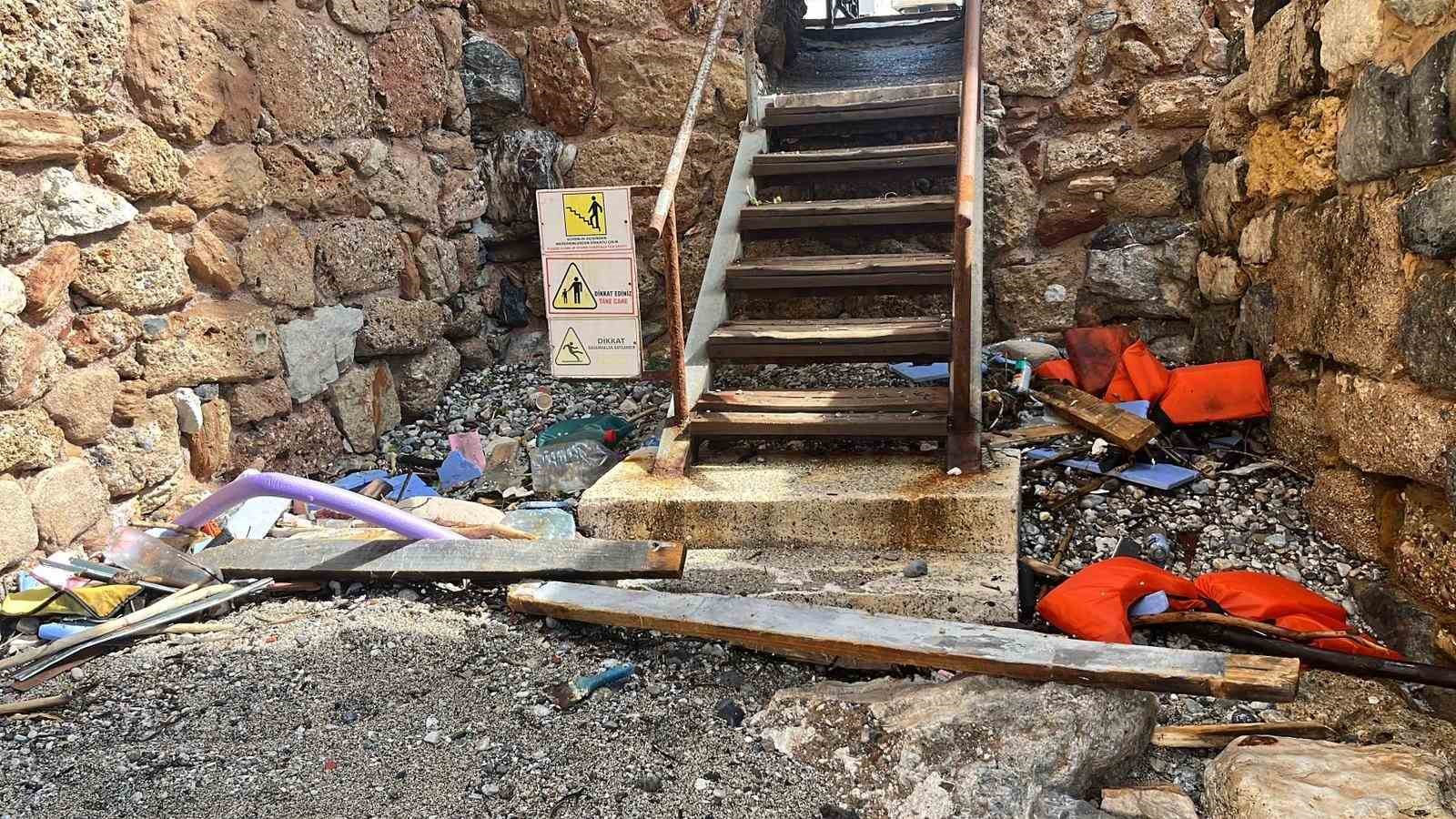 Alanya’da balıkçı teknesi alabora oldu: 2 kişi yüzerek kurtuldu
