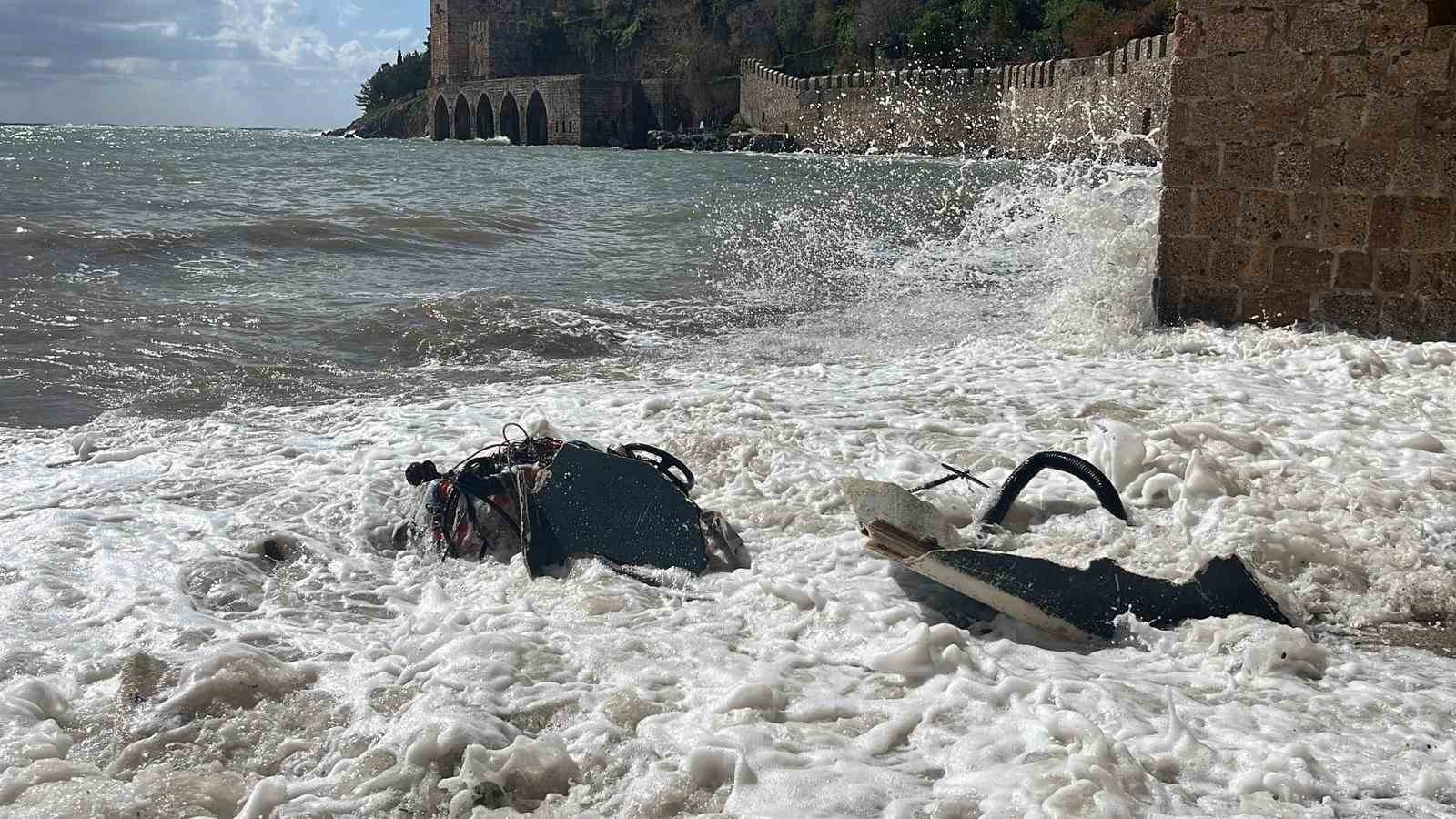 Alanya’da balıkçı teknesi alabora oldu: 2 kişi yüzerek kurtuldu
