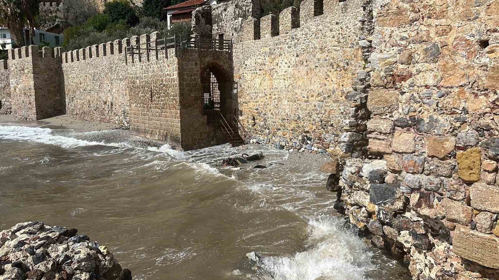 Alanya’da balıkçı teknesi alabora oldu: 2 kişi yüzerek kurtuldu
