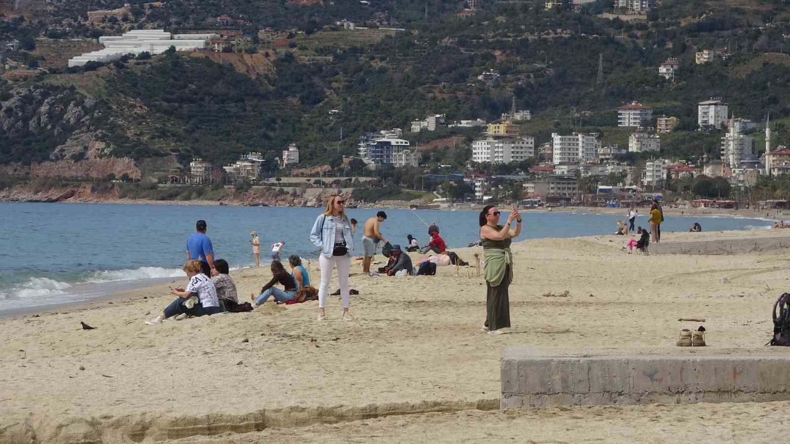 Alanya’da bayram arifesinde hava sıcaklığı 20 dereceye ulaştı, tatilciler soluğu sahilde aldı
