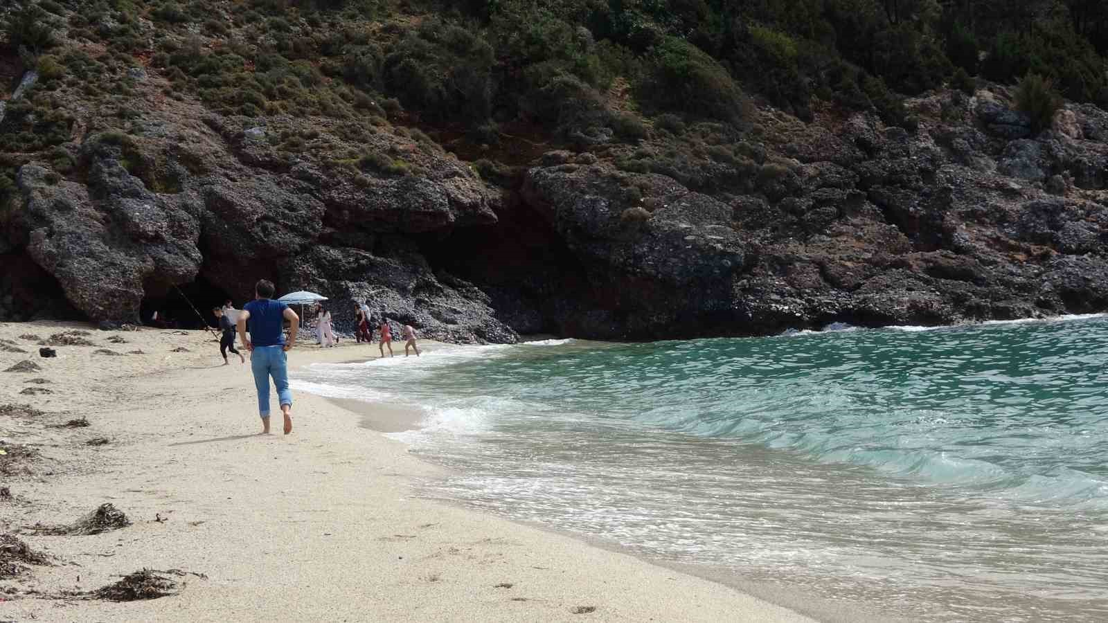 Alanya’da bayram arifesinde hava sıcaklığı 20 dereceye ulaştı, tatilciler soluğu sahilde aldı
