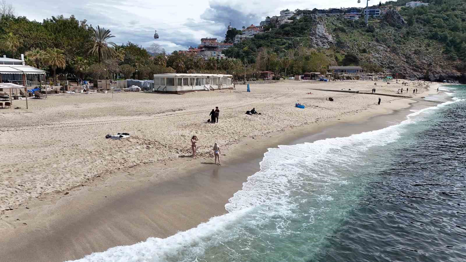 Alanya’da bayram arifesinde hava sıcaklığı 20 dereceye ulaştı, tatilciler soluğu sahilde aldı
