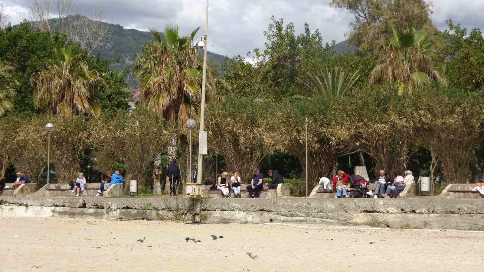 Alanya’da bayram arifesinde hava sıcaklığı 20 dereceye ulaştı, tatilciler soluğu sahilde aldı
