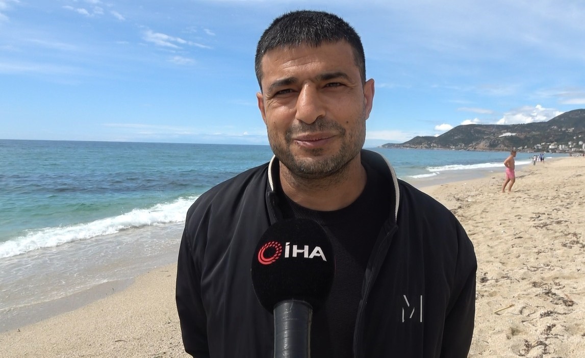 Alanya’da bayram arifesinde hava sıcaklığı 20 dereceye ulaştı, tatilciler soluğu sahilde aldı
