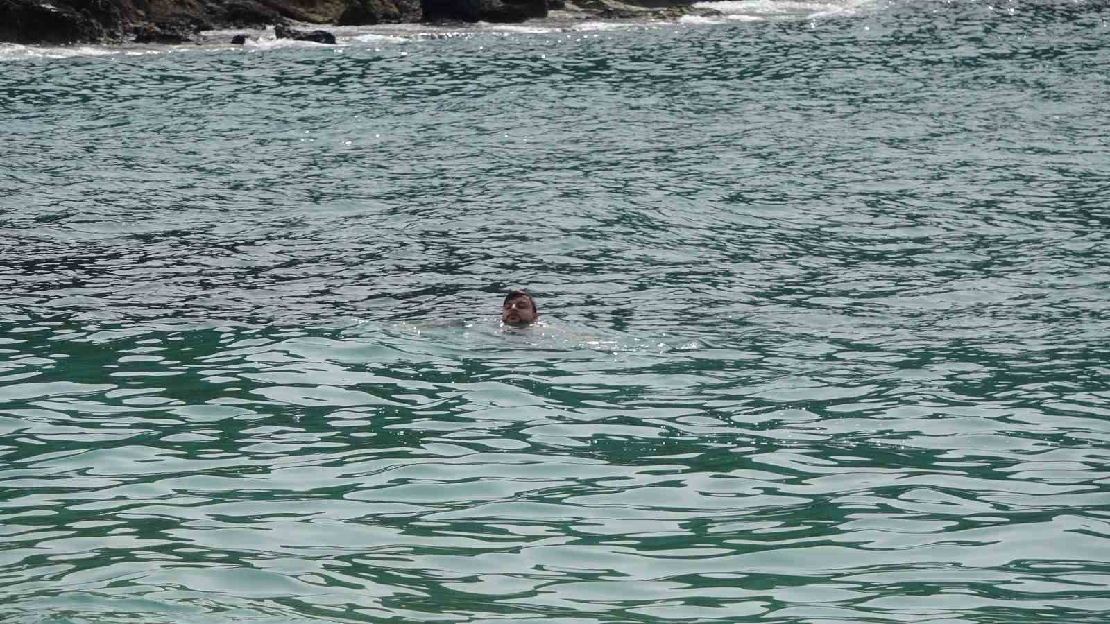 Alanya’da bayram arifesinde hava sıcaklığı 20 dereceye ulaştı, tatilciler soluğu sahilde aldı
