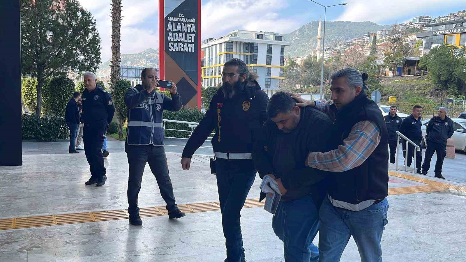 Alanya’da bıçak ve zincirlerin kullanıldığı kavgaya 3 tutuklama
