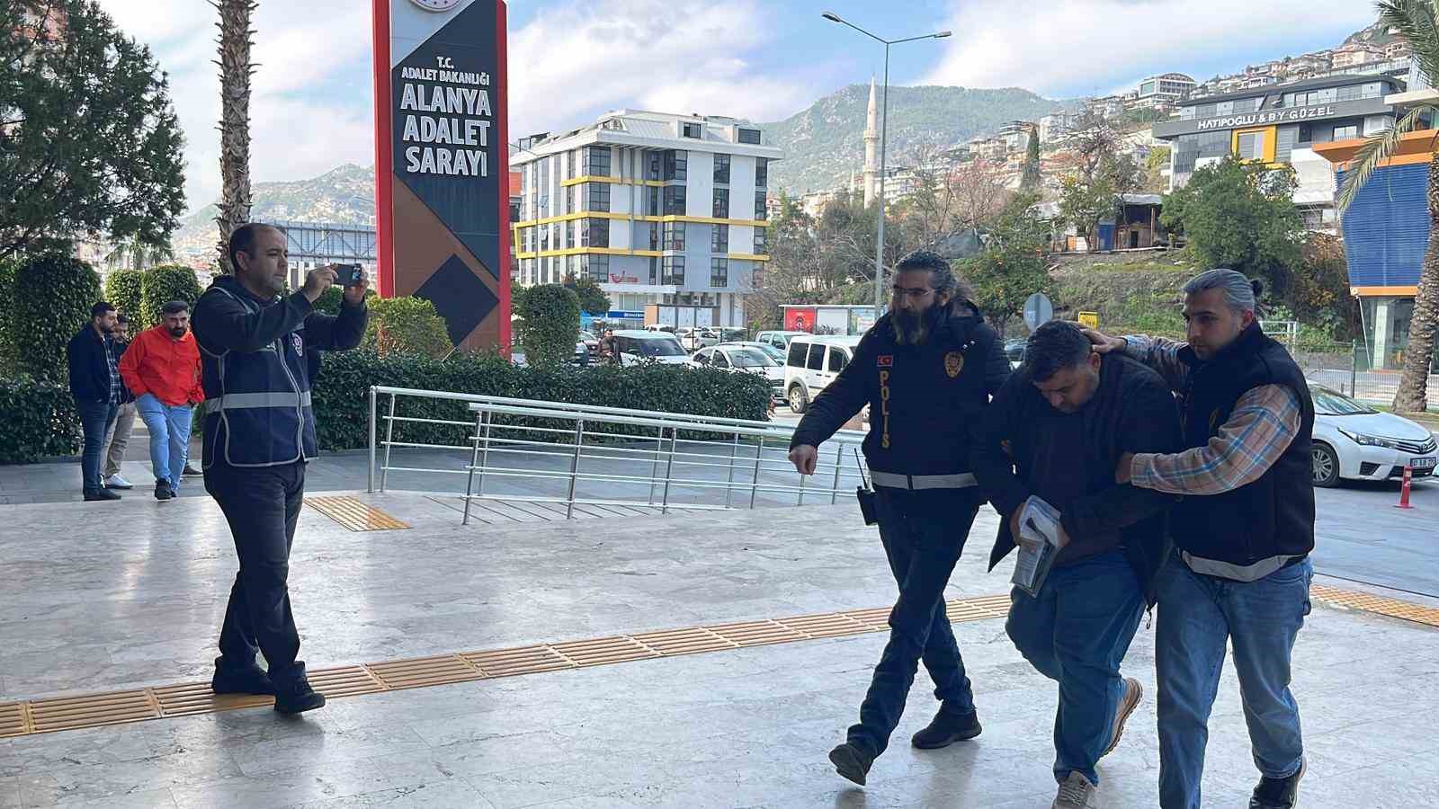 Alanya’da bıçak ve zincirlerin kullanıldığı kavgaya 3 tutuklama
