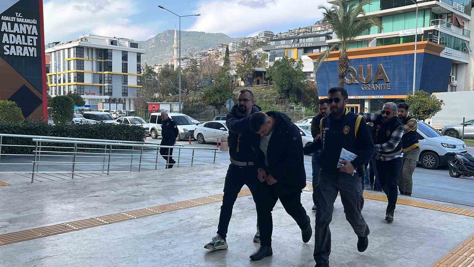 Alanya’da bıçak ve zincirlerin kullanıldığı kavgaya 3 tutuklama

