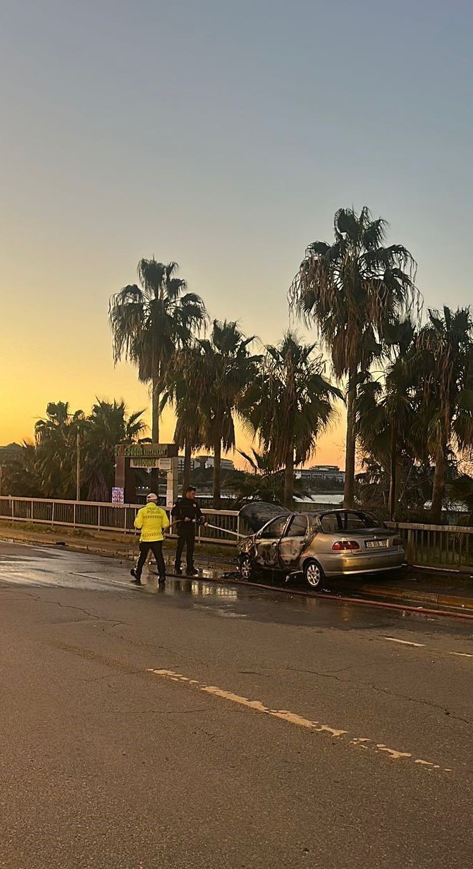 Alanya’da çarpışan araba alev topuna döndü
