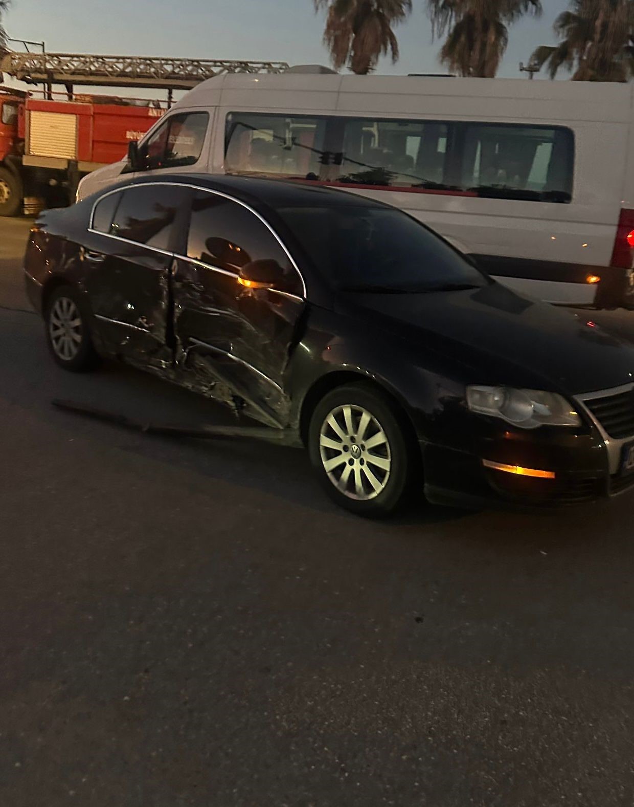 Alanya’da çarpışan araba alev topuna döndü
