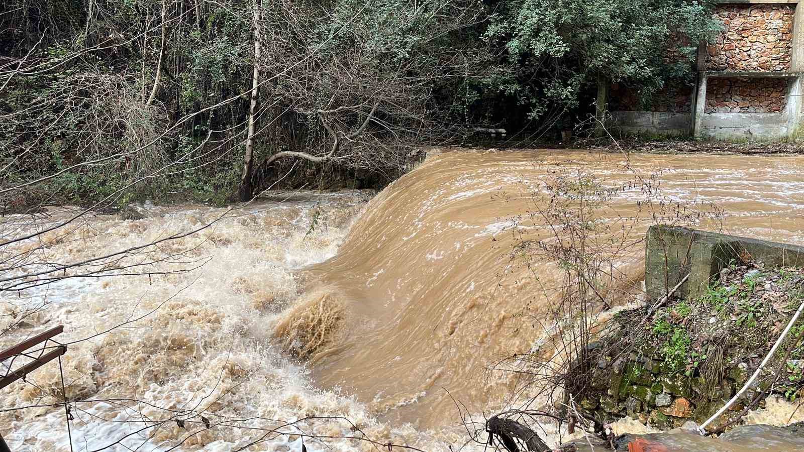 Alanya’da çay taştı: İşletmelere ait çardaklar sular altında kaldı
