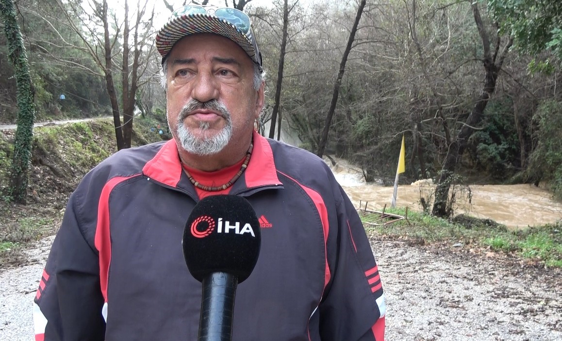 Alanya’da çay taştı: İşletmelere ait çardaklar sular altında kaldı
