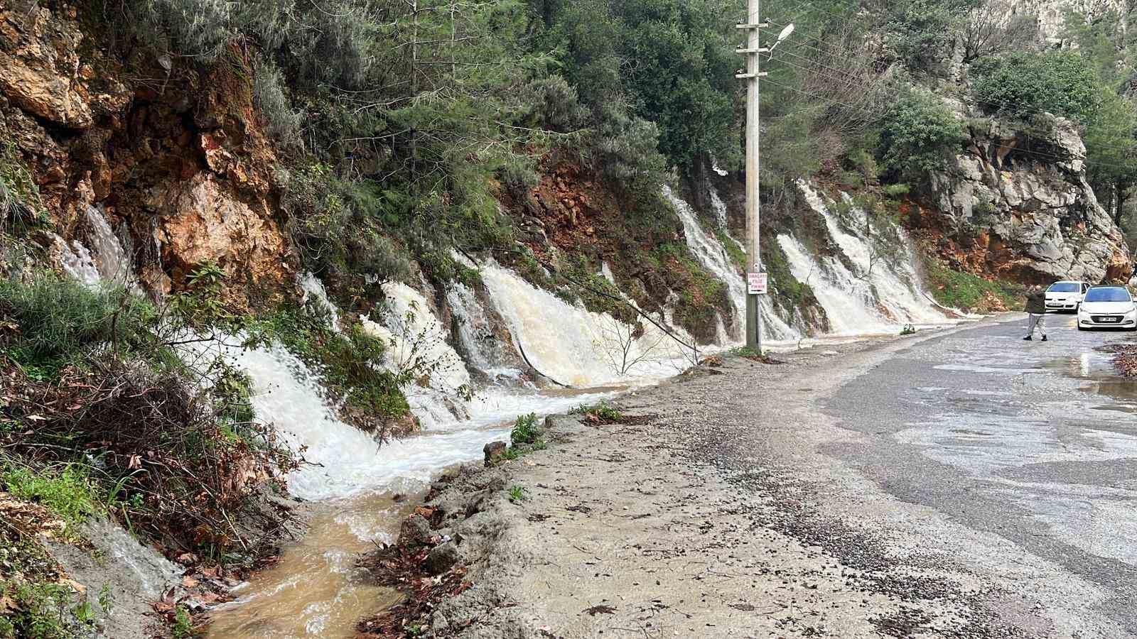Alanya’da çay taştı: İşletmelere ait çardaklar sular altında kaldı
