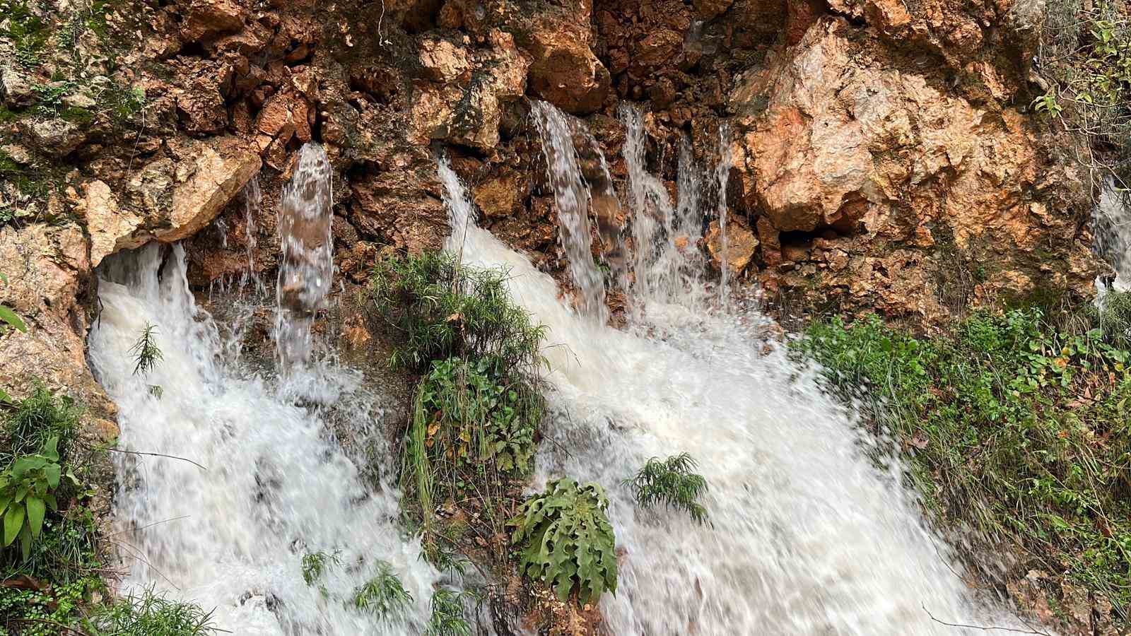Alanya’da çay taştı: İşletmelere ait çardaklar sular altında kaldı
