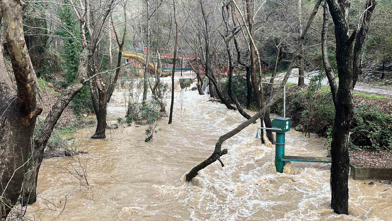 Alanya’da çay taştı: İşletmelere ait çardaklar sular altında kaldı
