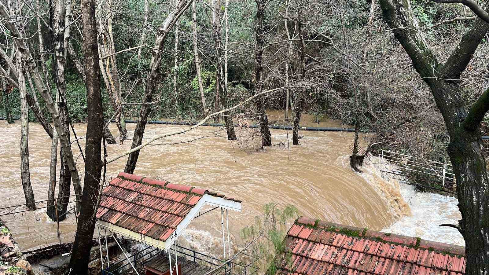 Alanya’da çay taştı: İşletmelere ait çardaklar sular altında kaldı
