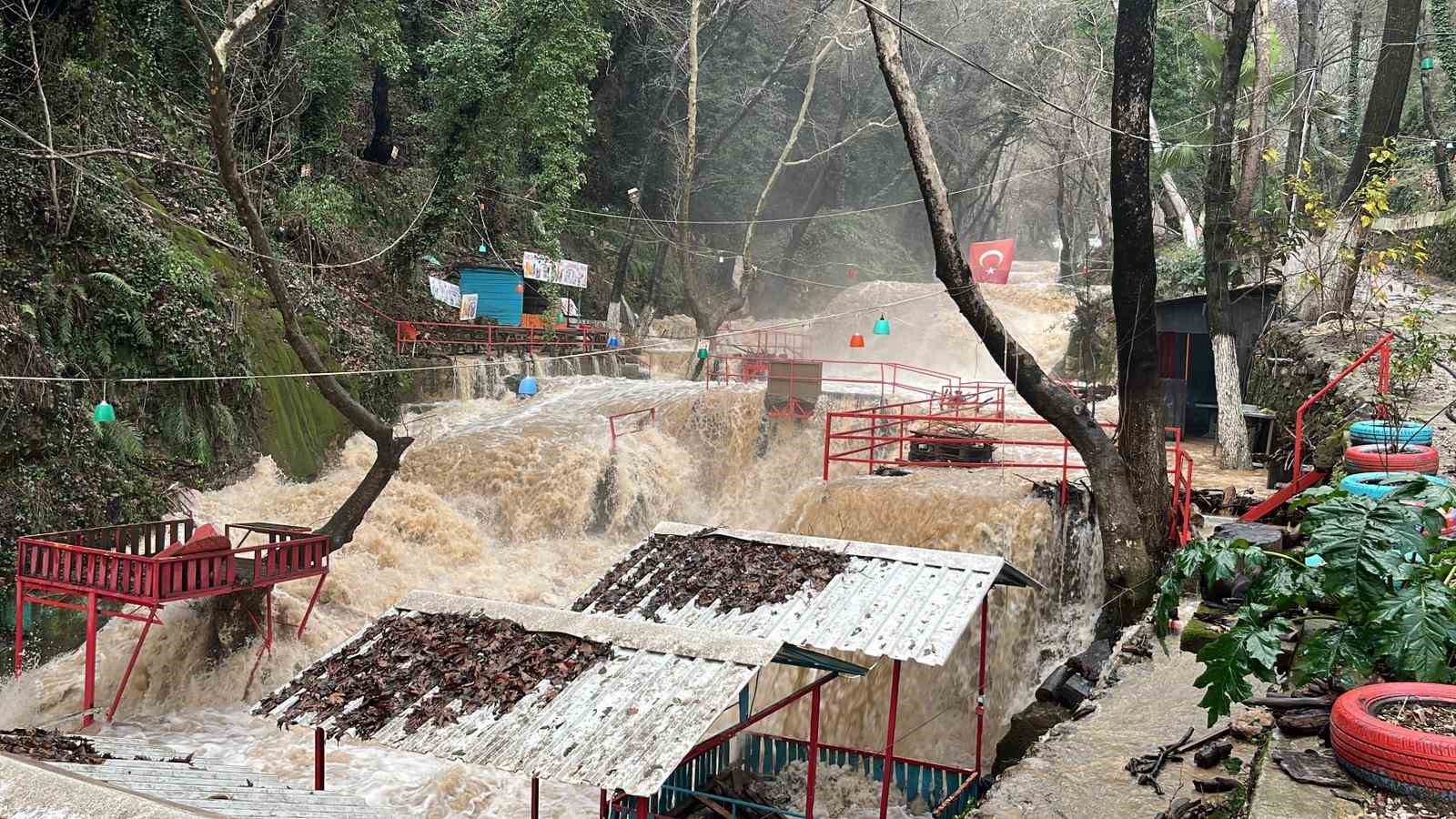 Alanya’da çay taştı: İşletmelere ait çardaklar sular altında kaldı
