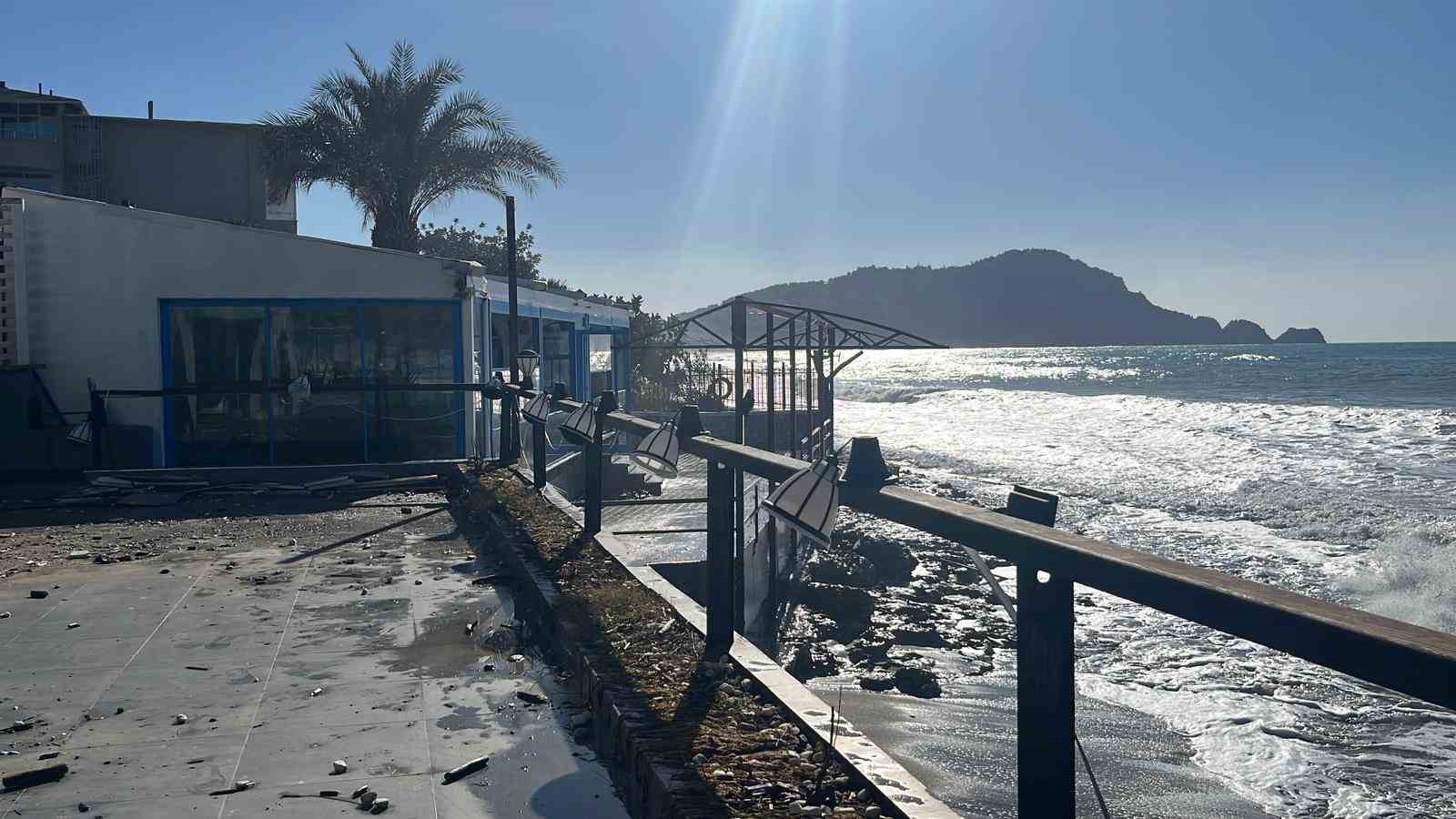 Alanya’da dalgalar balık lokantasını bastı
