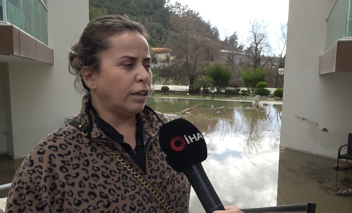 Alanya’da debi yükseldi, çay kenarındaki işletmeler sele kapıldı

