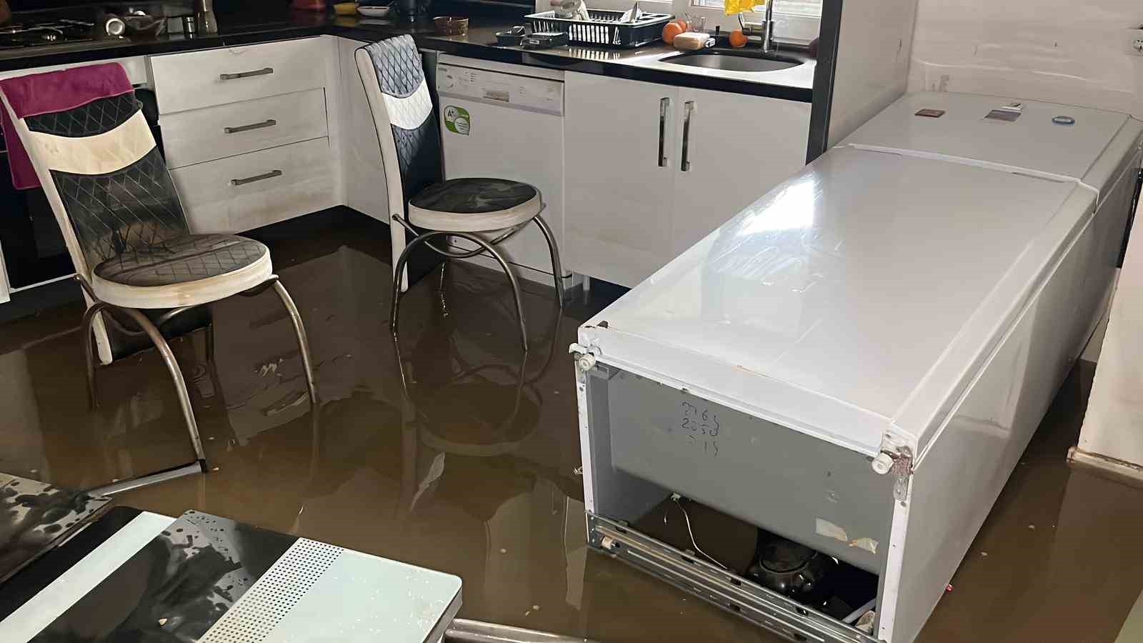 Alanya’da debi yükseldi, çay kenarındaki işletmeler sele kapıldı
