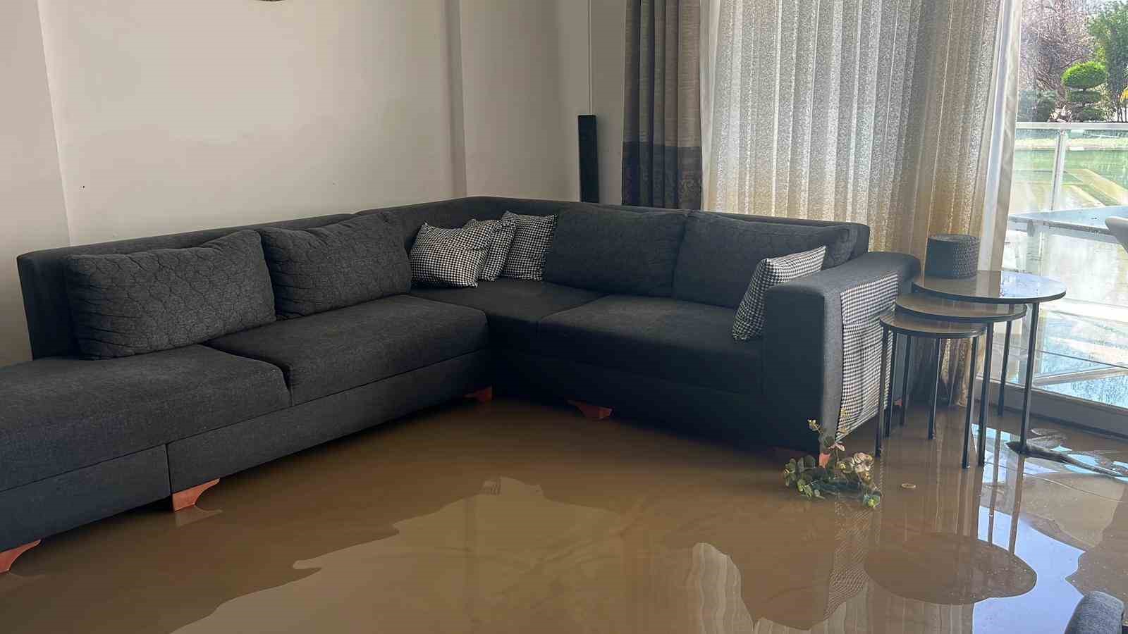 Alanya’da debi yükseldi, çay kenarındaki işletmeler sele kapıldı
