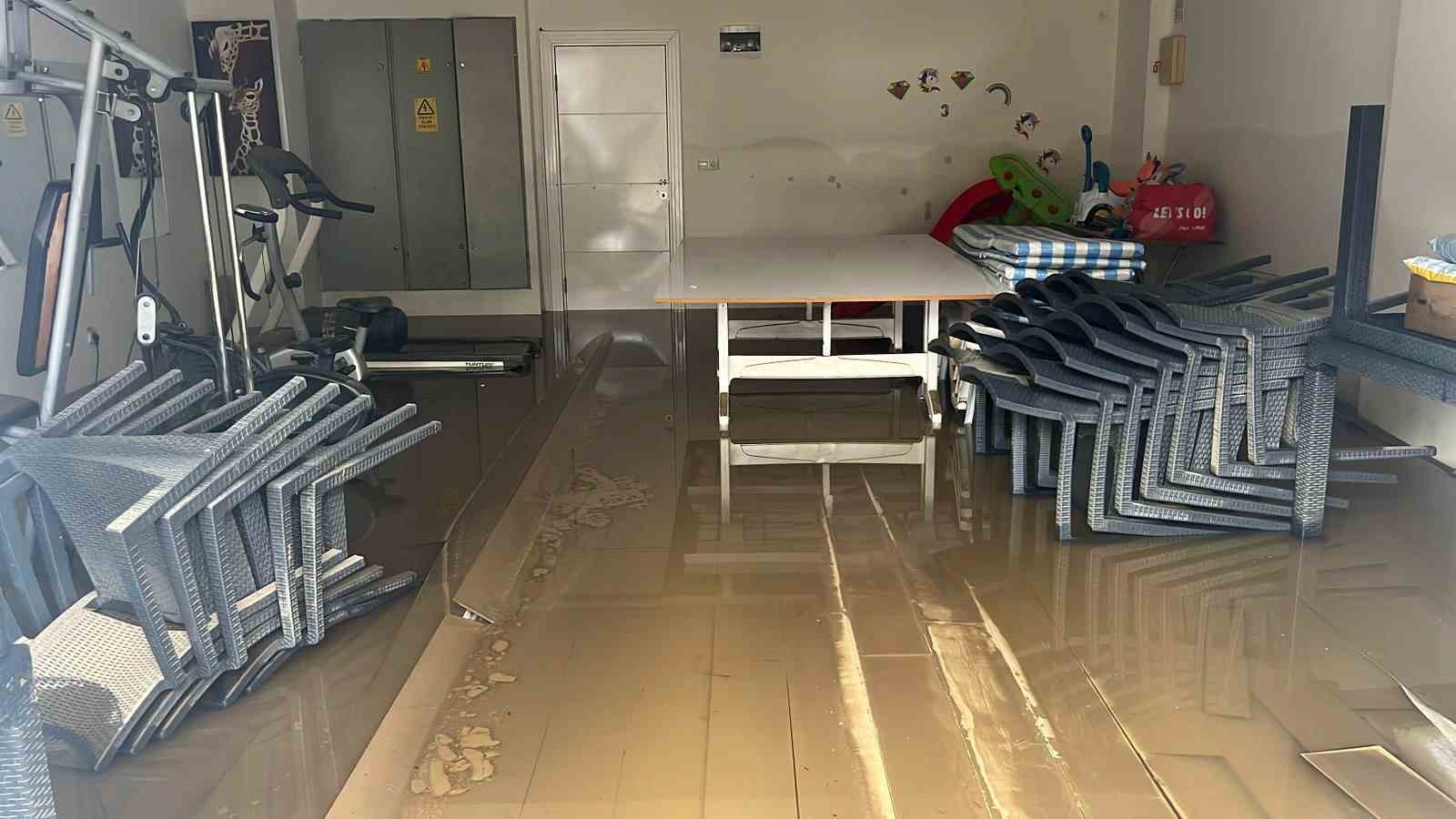 Alanya’da debi yükseldi, çay kenarındaki işletmeler sele kapıldı
