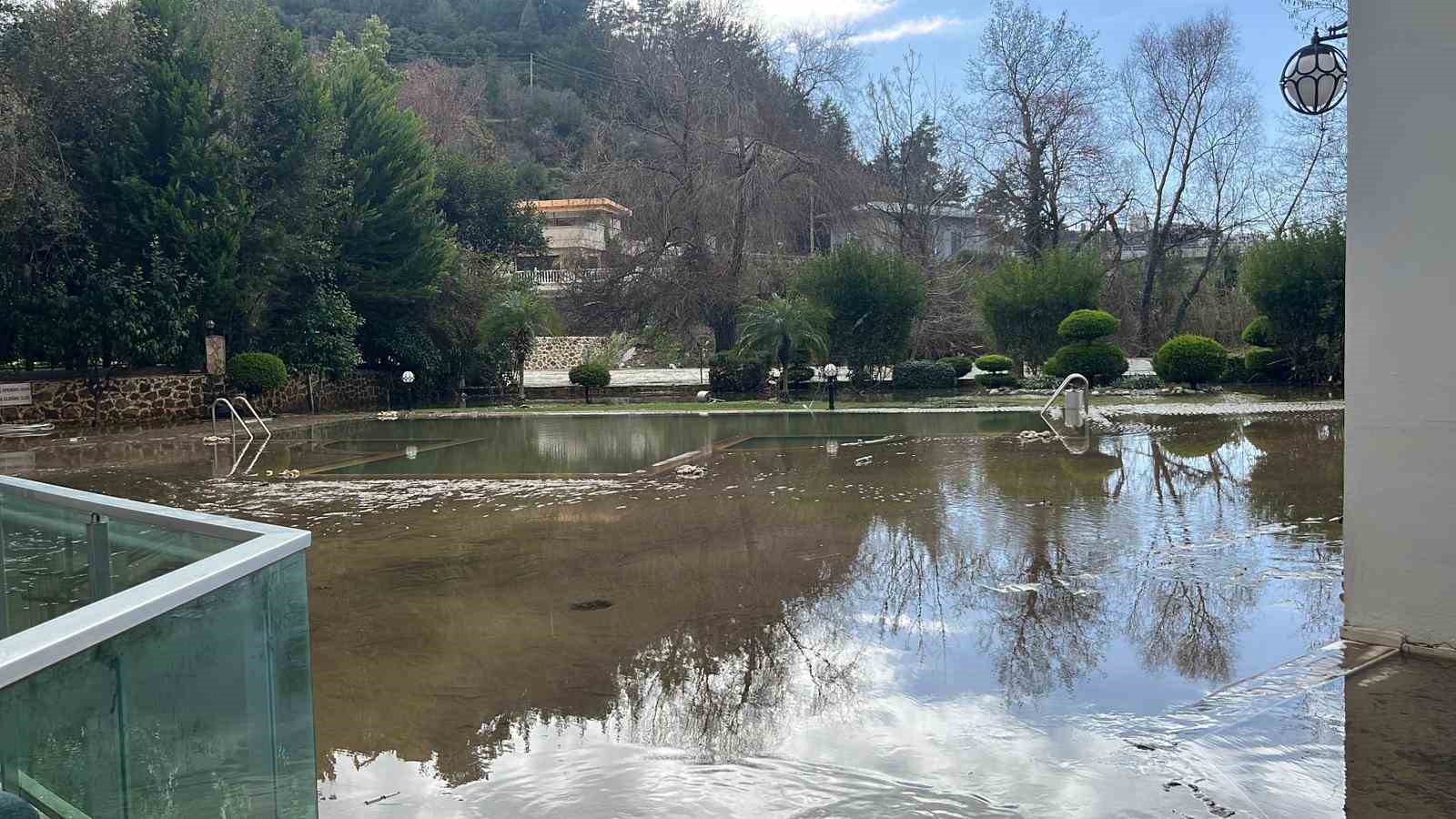 Alanya’da debi yükseldi, çay kenarındaki işletmeler sele kapıldı
