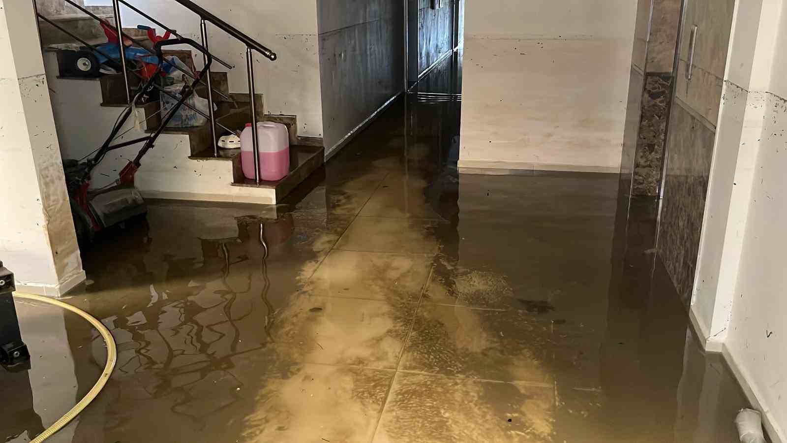 Alanya’da debi yükseldi, çay kenarındaki işletmeler sele kapıldı
