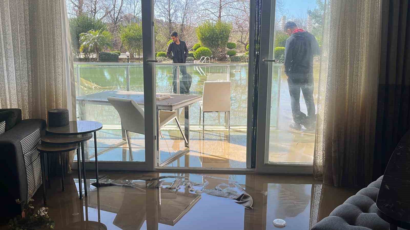 Alanya’da debi yükseldi, çay kenarındaki işletmeler sele kapıldı
