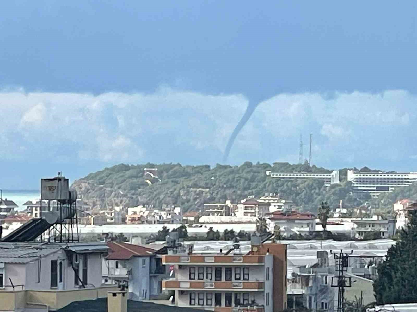 Alanya’da denizde oluşan hortum kamerada
