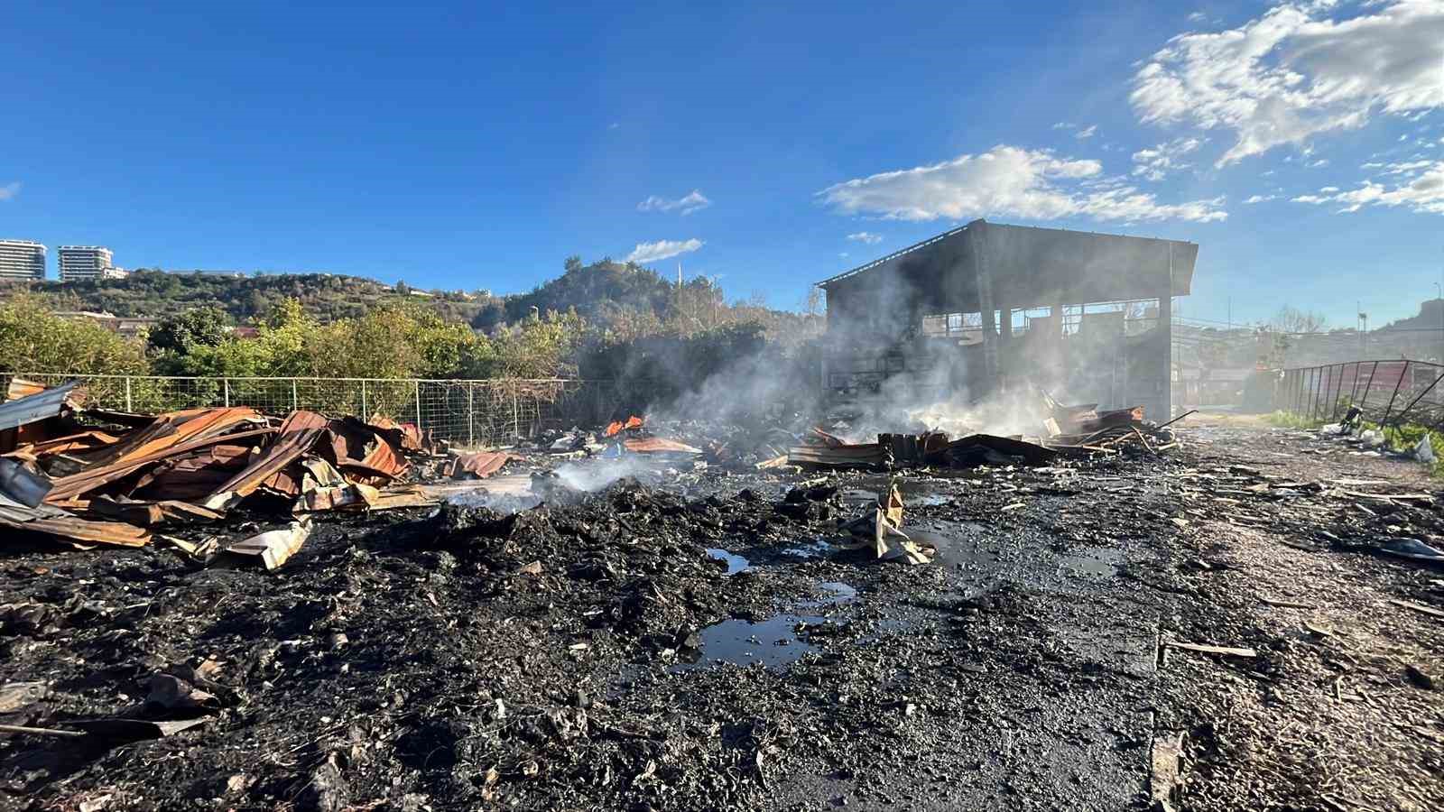 Alanya’da depo yakınındaki yangın korkuttu

