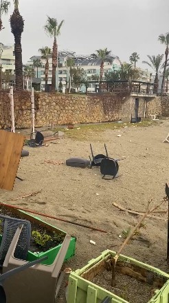 Alanya’da etkili olan fırtına sahildeki işletmede hasara yol açtı
