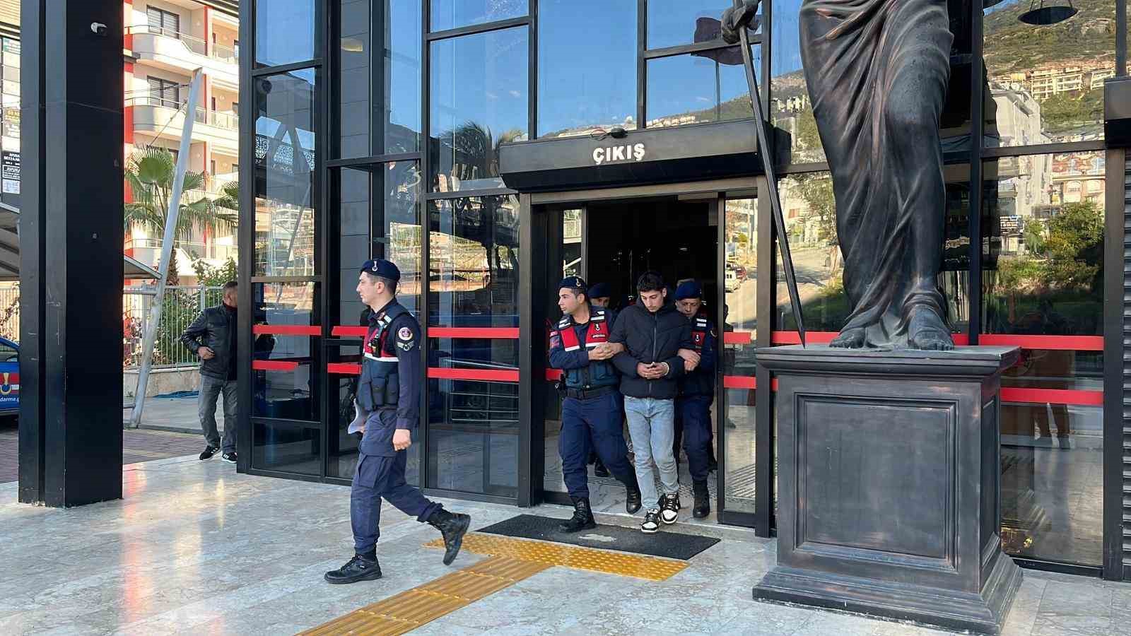 Alanya’da görevli polislerin üzerine motosiklet sürdüler, kayıta aldıkları görüntüleri sosyal medyada paylaştılar
