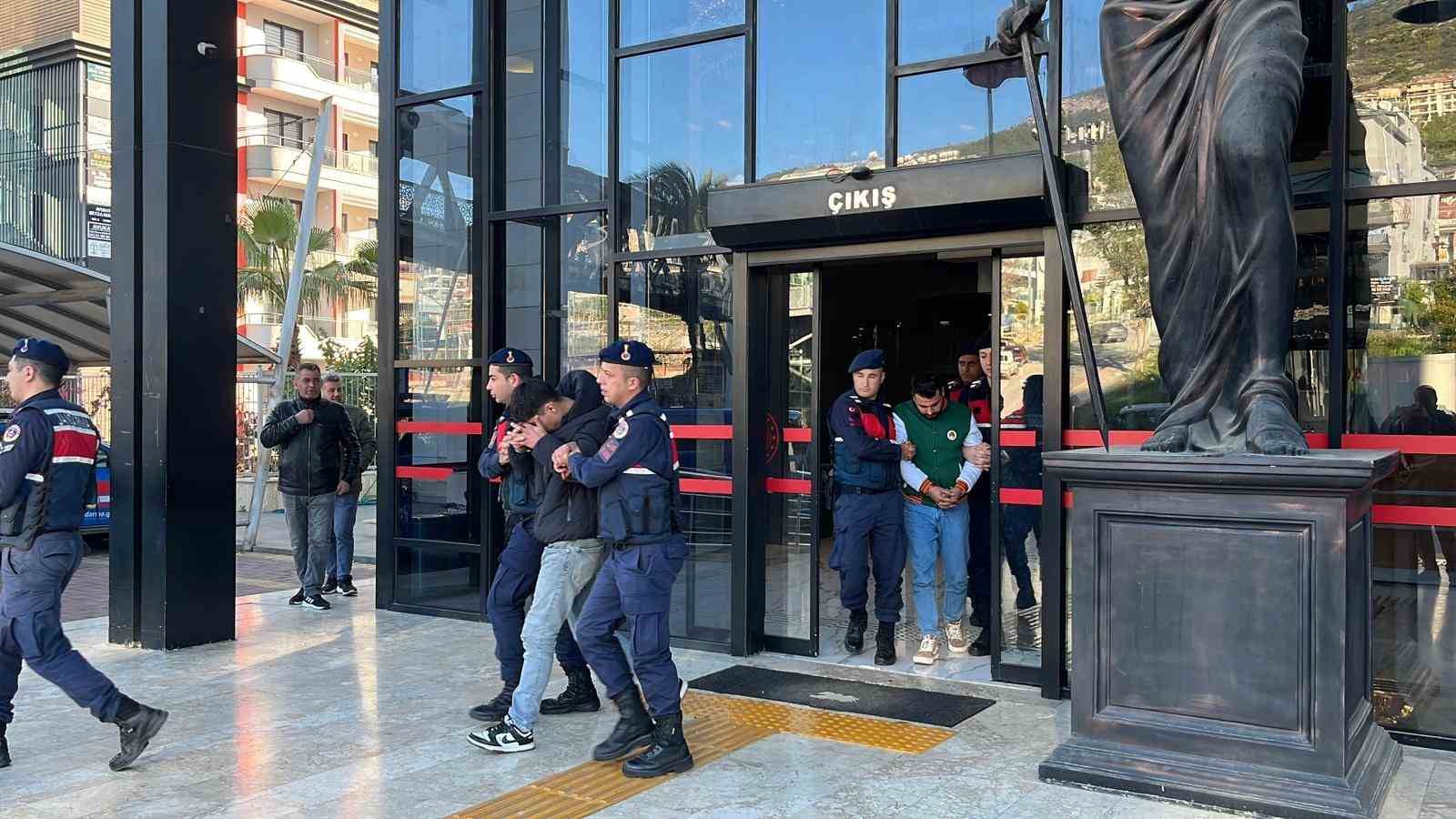 Alanya’da görevli polislerin üzerine motosiklet sürdüler, kayıta aldıkları görüntüleri sosyal medyada paylaştılar
