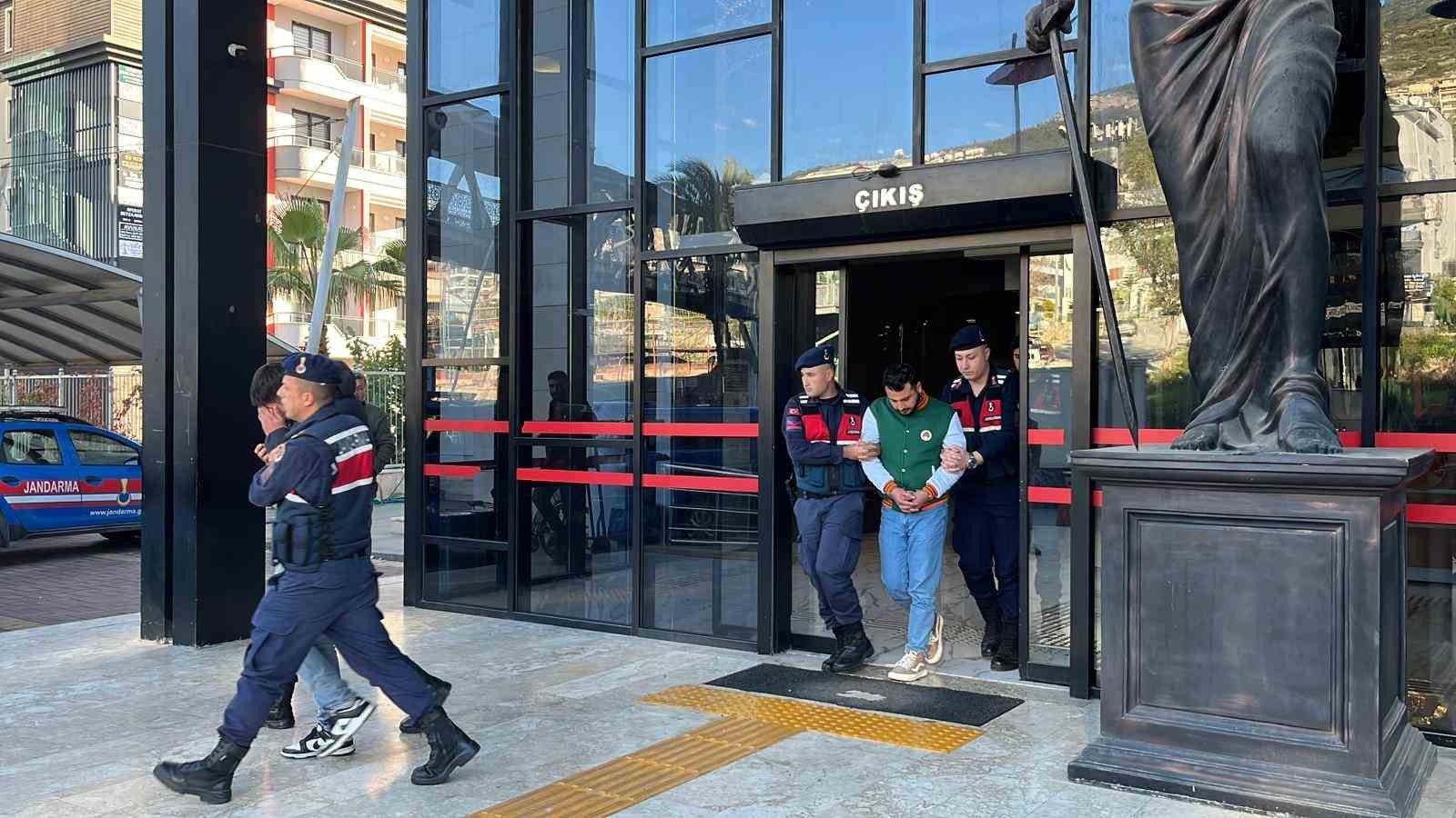 Alanya’da görevli polislerin üzerine motosiklet sürdüler, kayıta aldıkları görüntüleri sosyal medyada paylaştılar
