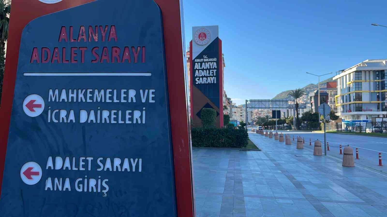 Alanya’da görevli polislerin üzerine motosiklet sürdüler, kayıta aldıkları görüntüleri sosyal medyada paylaştılar

